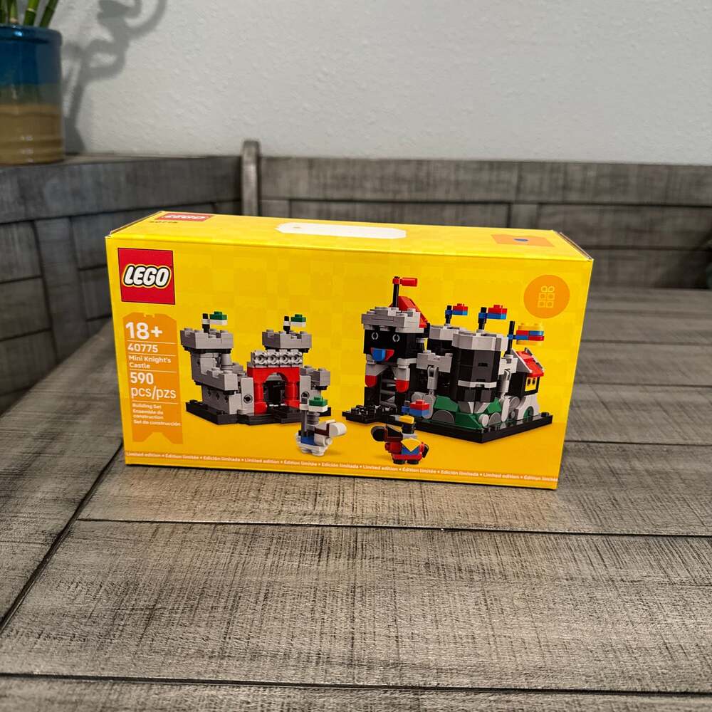 LEGO 40775 Mini Knight's Castle GWP Limited Edition Building Set (590 Pieces)